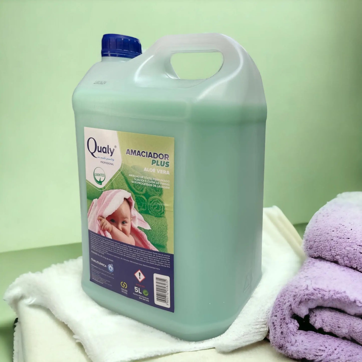 Vista lateral direita da embalagem verde do Amaciador Roupa Plus Aloé Vera