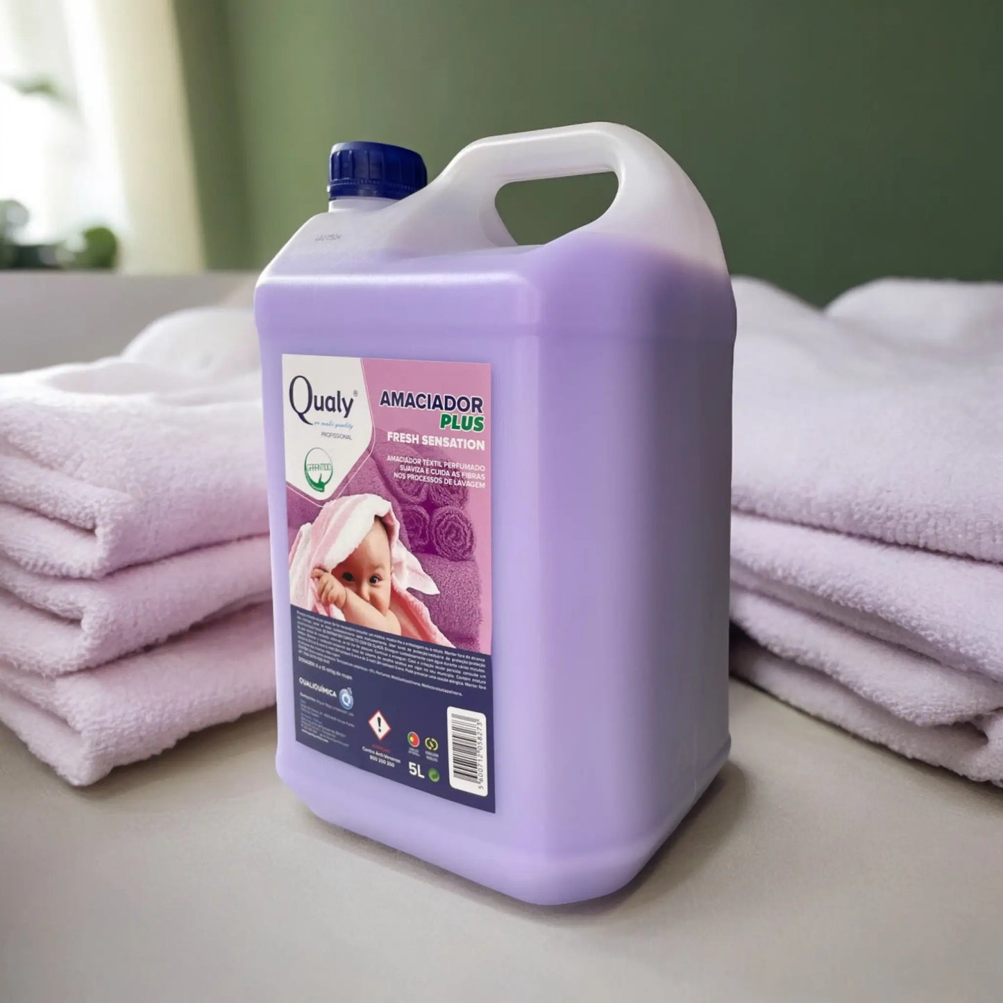 Vista lateral direita da Embalagem roxa do Amaciador Roupa Plus Fresh Sensation