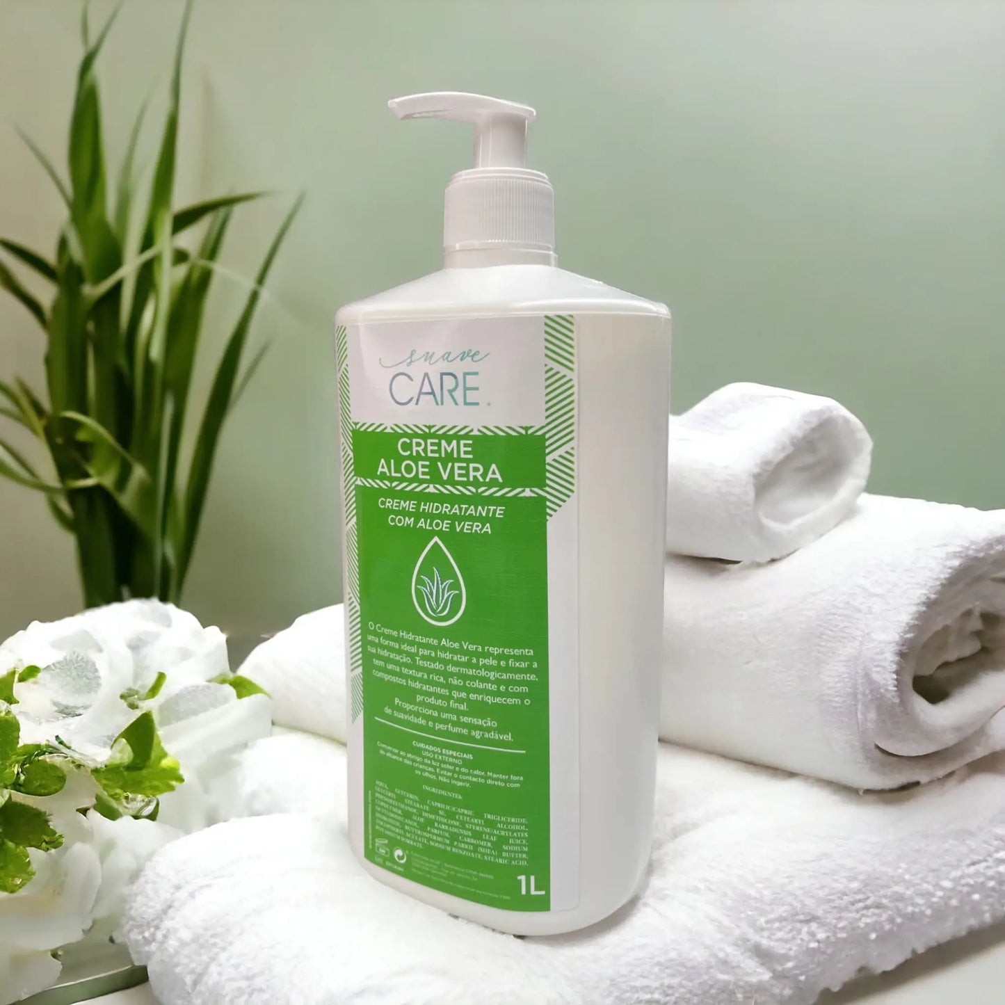Vista lateral direita da Embalagem branca e verde do Creme Corpo Hidratante com Aloé Vera
