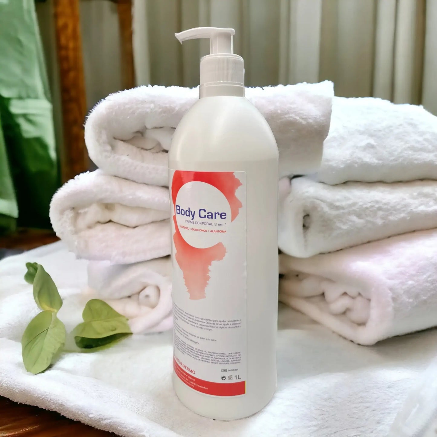 Vista lateral direita da Embalagem branca e vermelha do Creme Corpo Pele Sensível