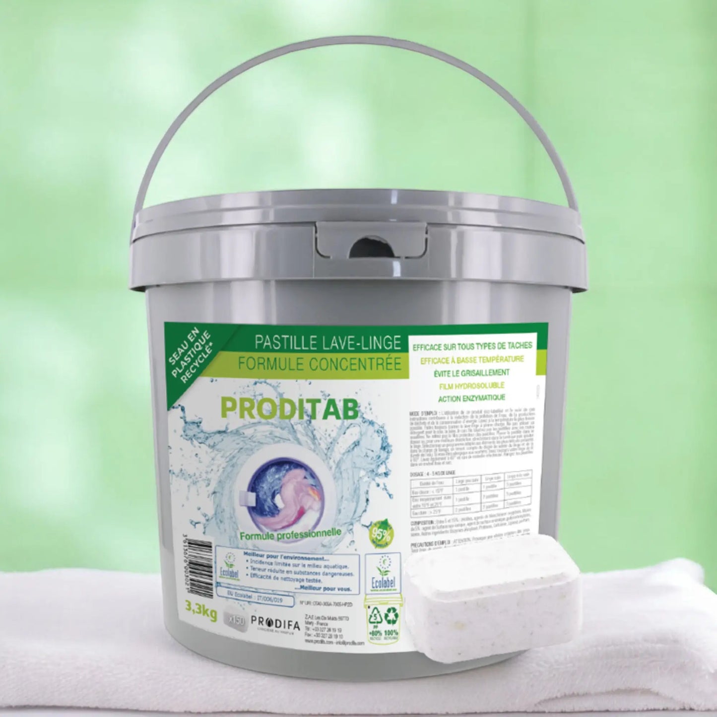 Embalagem e pastilha de detergente para a roupa em cima de roupa branca