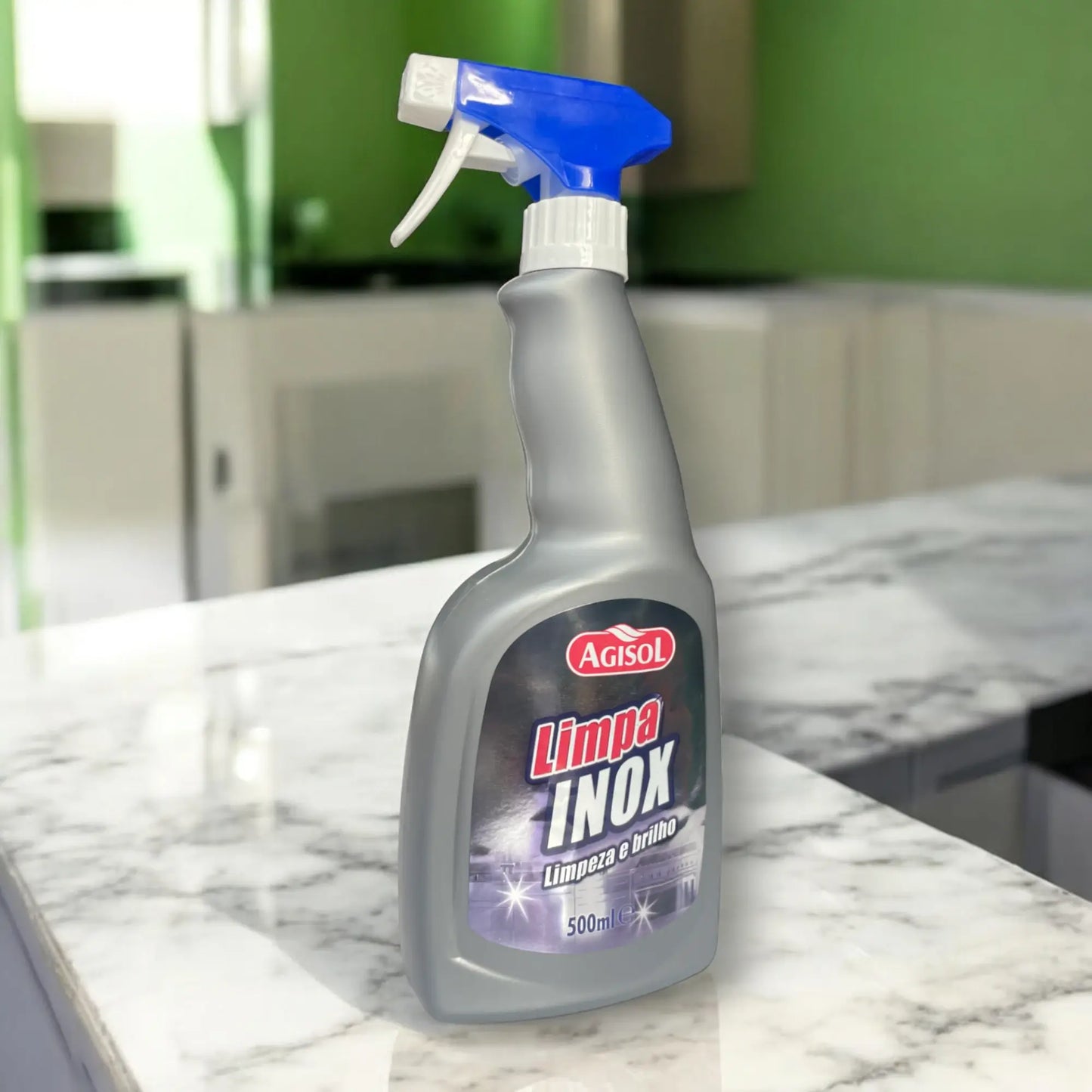 embalagem de detergente para superfícies de aço inox numa cozinha