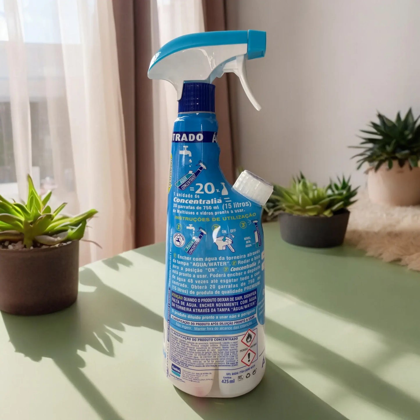 Visão traseira da Embalagem azul do detergente multiusos e limpa vidros concentrado