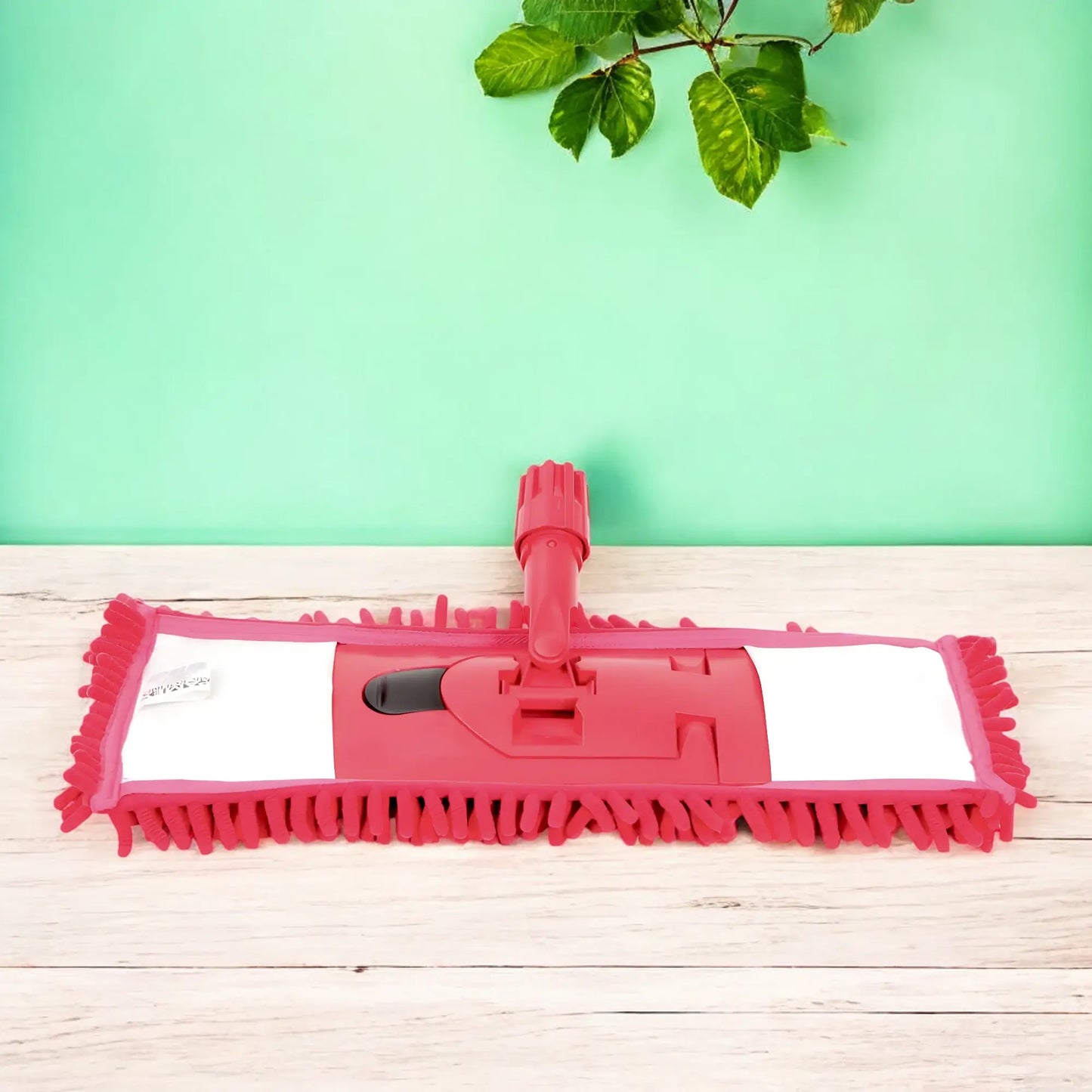 Mopa microfibra com base de cor vermelha numa superfície verde