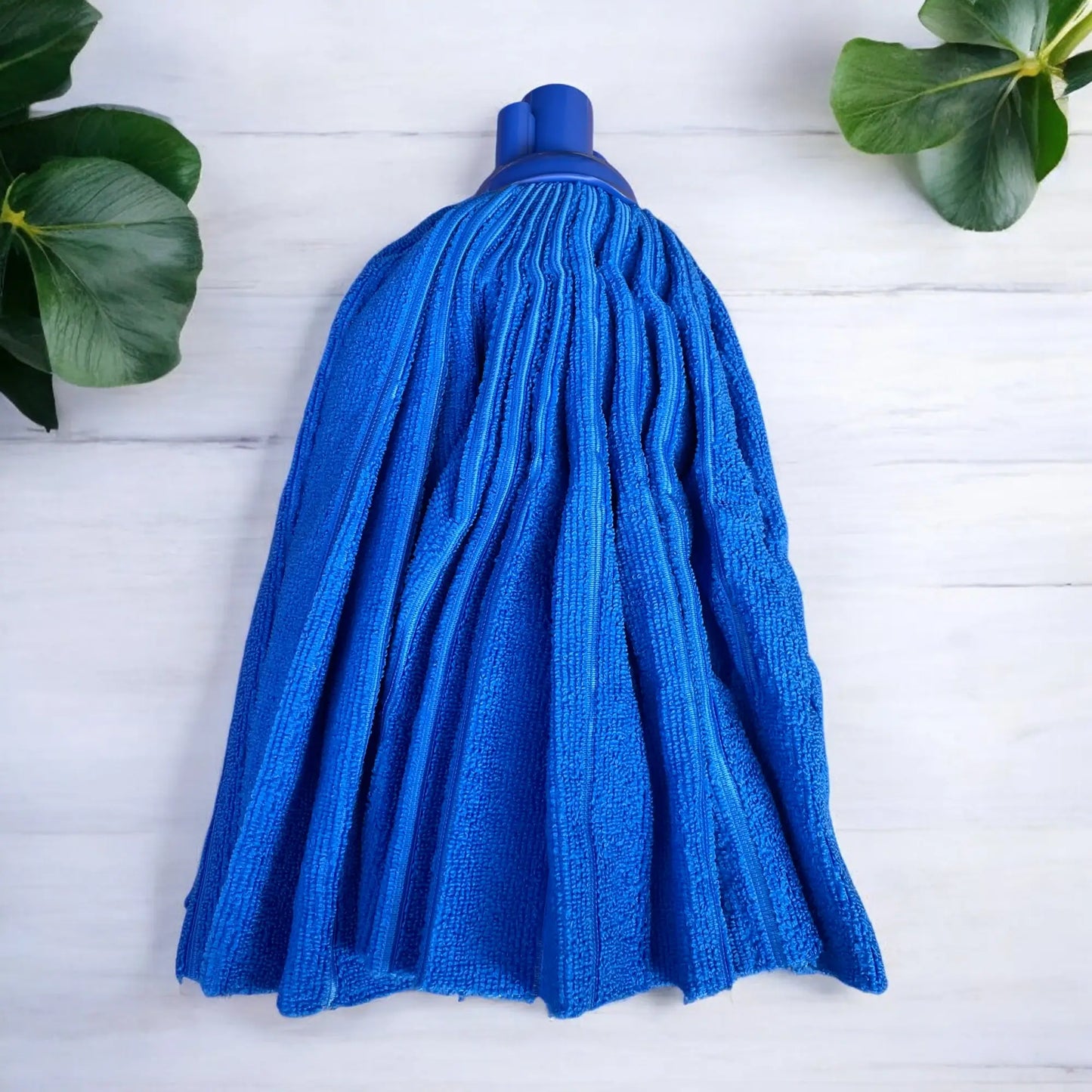 Recarga de esfregona bailarina de microfibra azul numa superfície de mármore