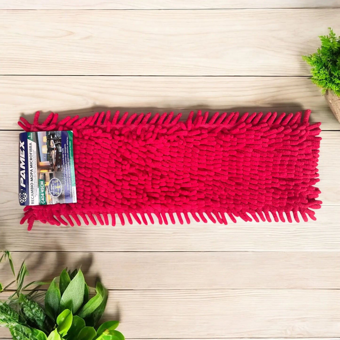 Frente da recarga de mopa microfibra de cor vermelha numa superfície de madeira
