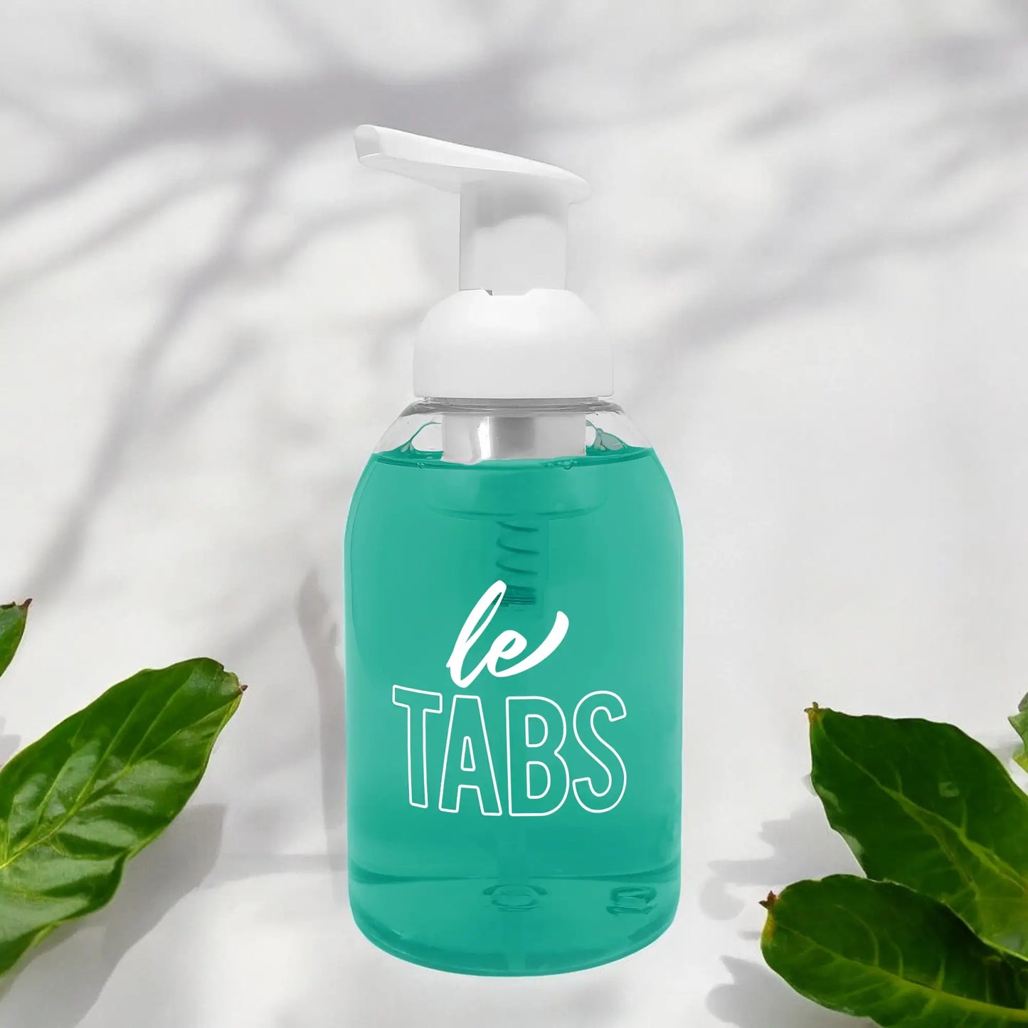 Dispensador com pastilha do sabão para mãos de fragrância Cortina num fundo branco