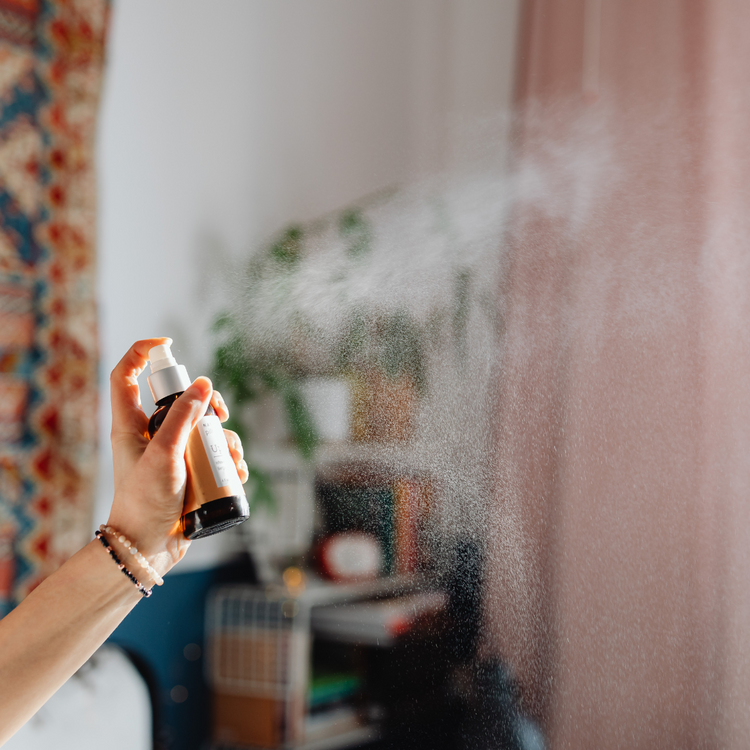 Ambientador a borrifar que representa a coleção de produtos de limpeza certificados: ambientadores