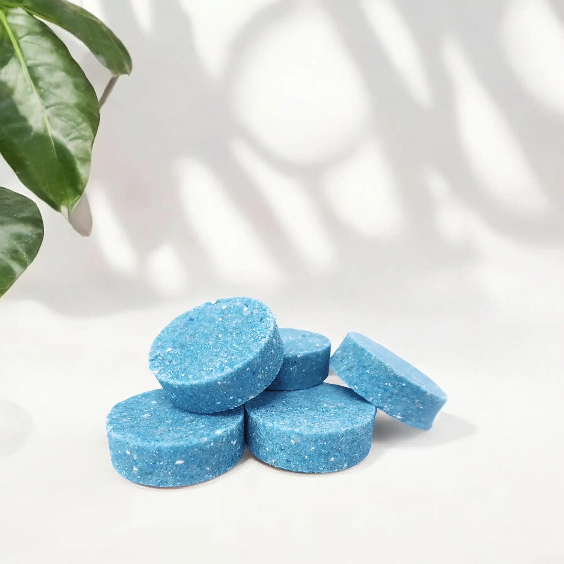Pastilhas do sabão para mãos de fragrância Portofino num fundo branco